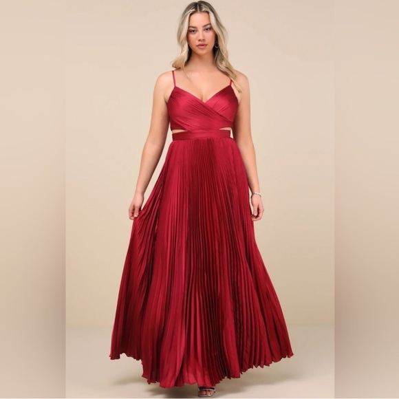 NWOT Lulu's cherry red side cut out pleated Maxi gown - Picture 6 of 12